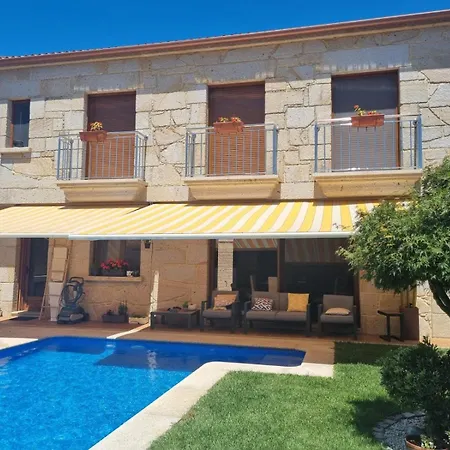 Os Castanos Holiday home *