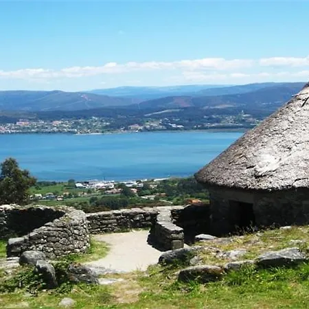 Os Castanos Holiday home *